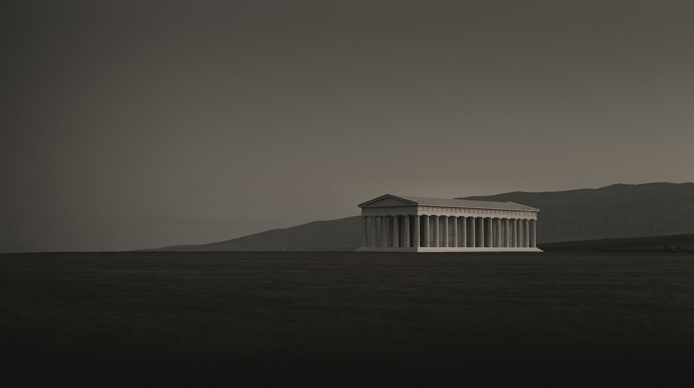 Un temple grec intact, vu de loin au crépuscule, seul dans une plaine